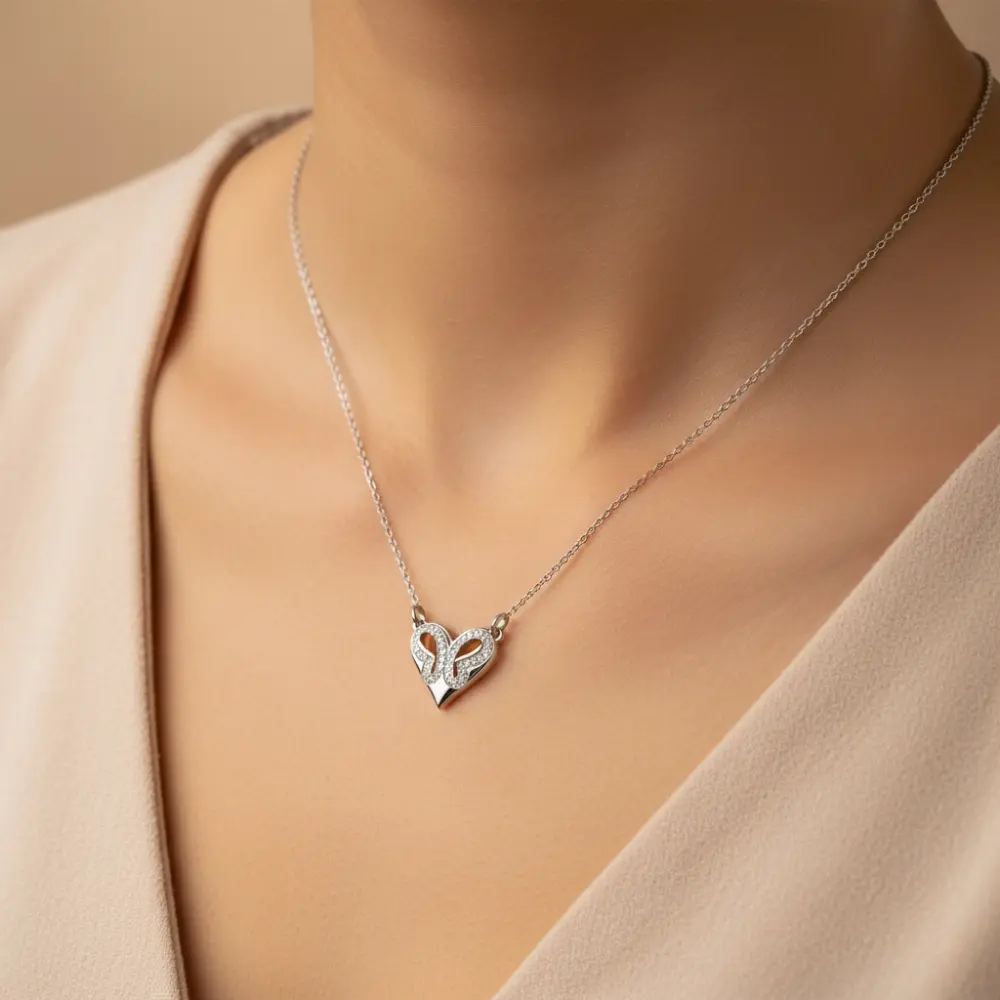 Collar Corazón Mariposa Elegante