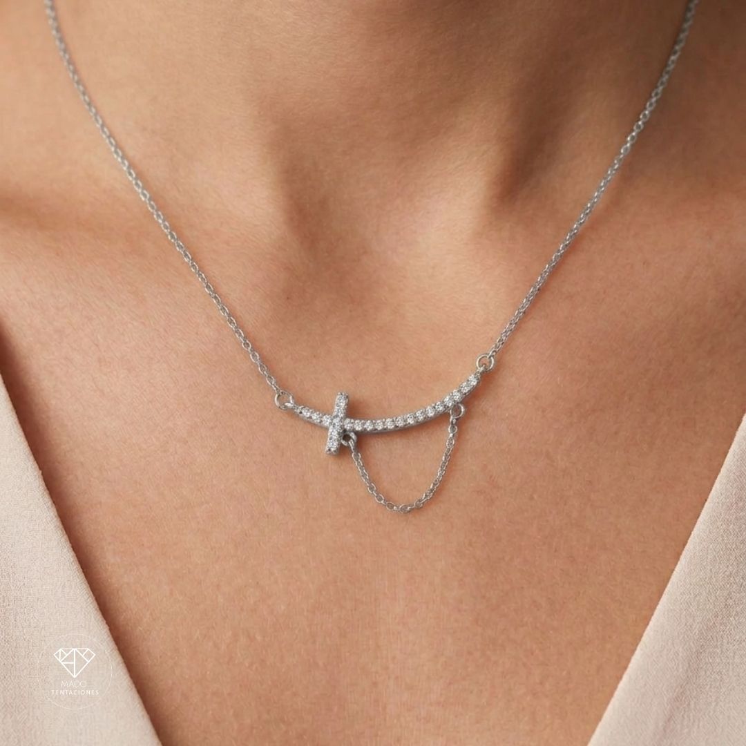 Collar Cruz Plateada Curva