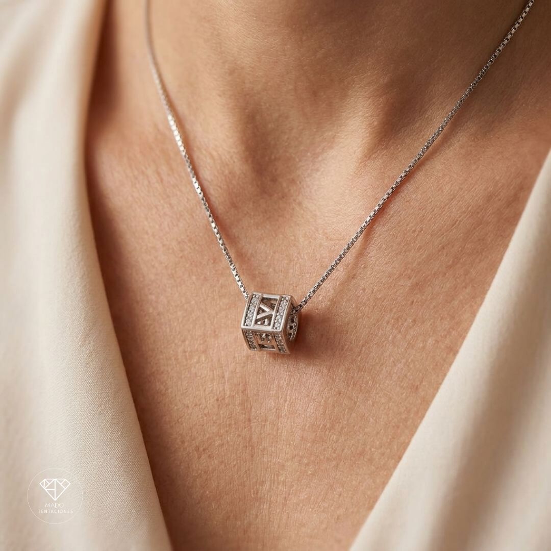 Collar Cubo Letras Brillantes