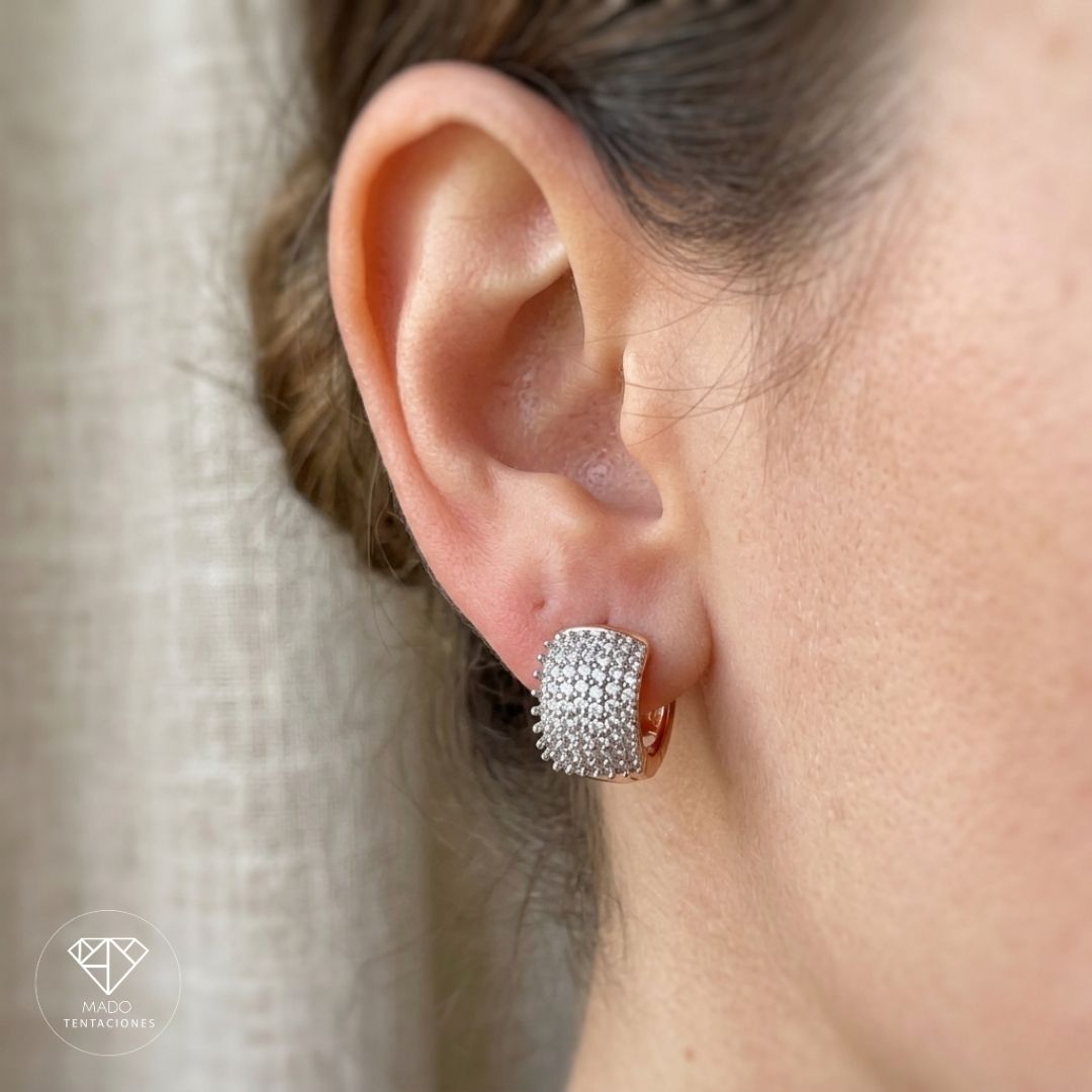 Aretes Huggie Texturizados Pavé