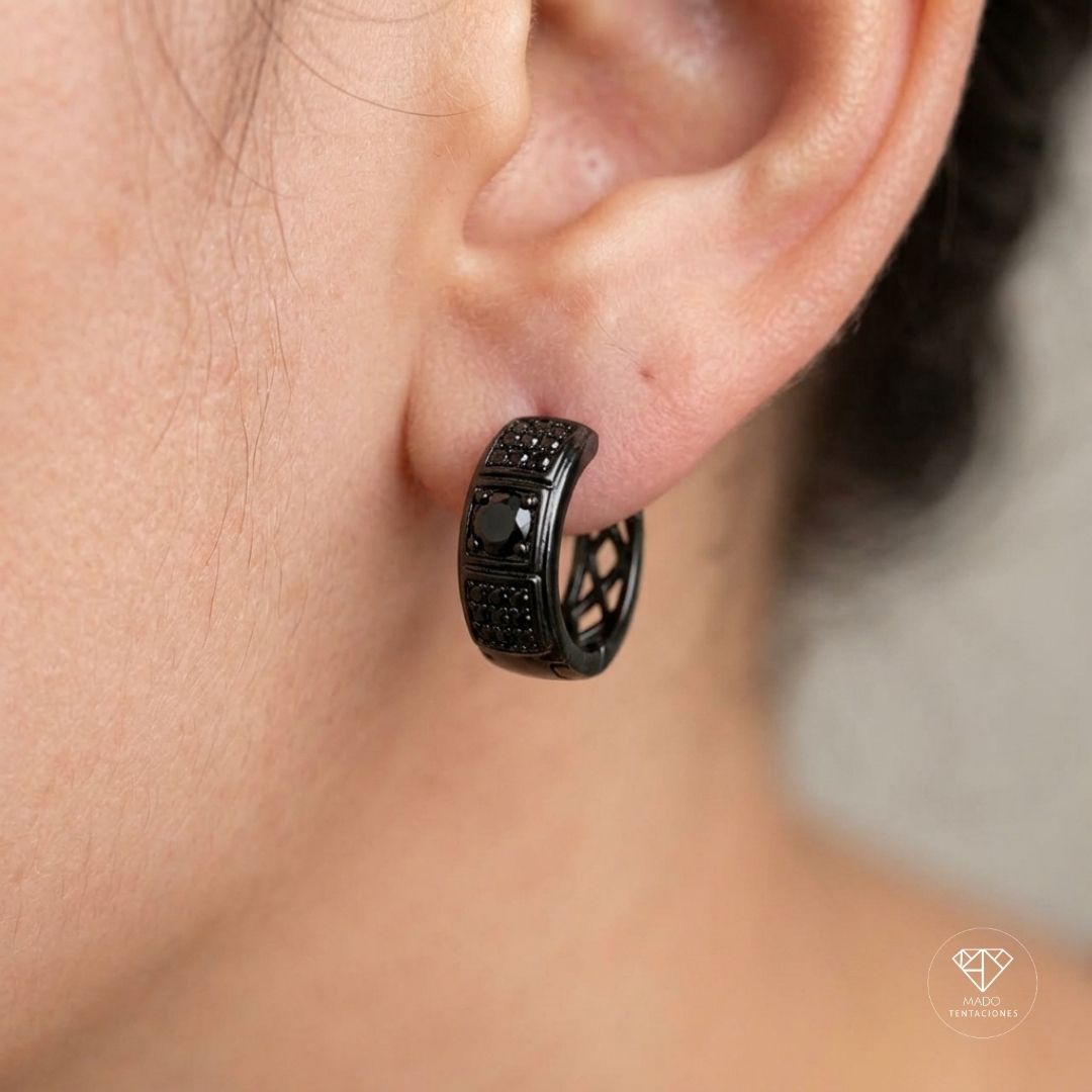 Aretes Huggie Circonia Negra