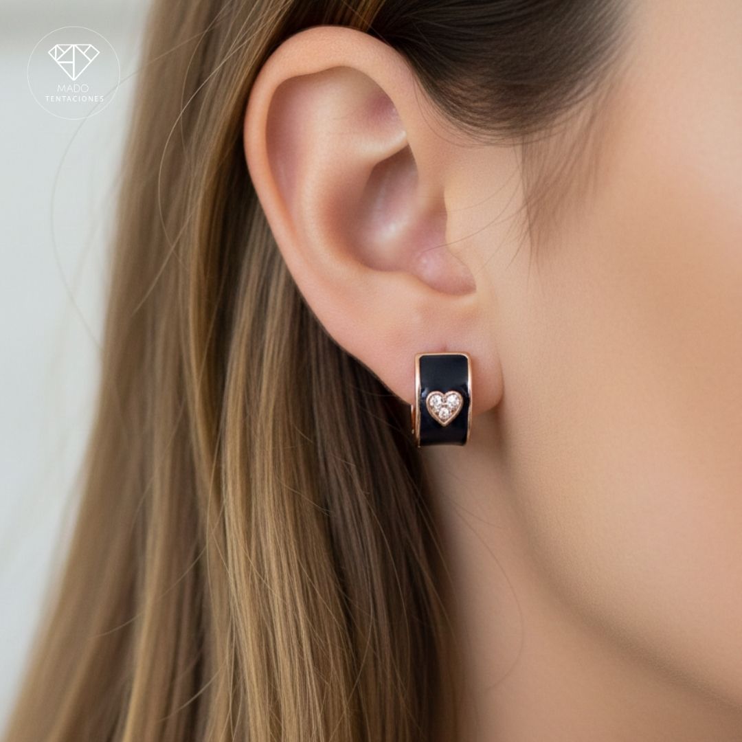 Aretes Huggie Corazón Esmaltado