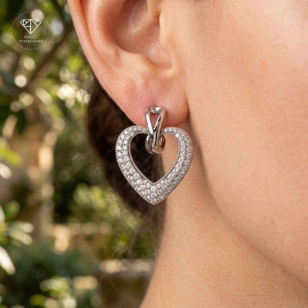 Arracadas Huggie Corazón Pavé