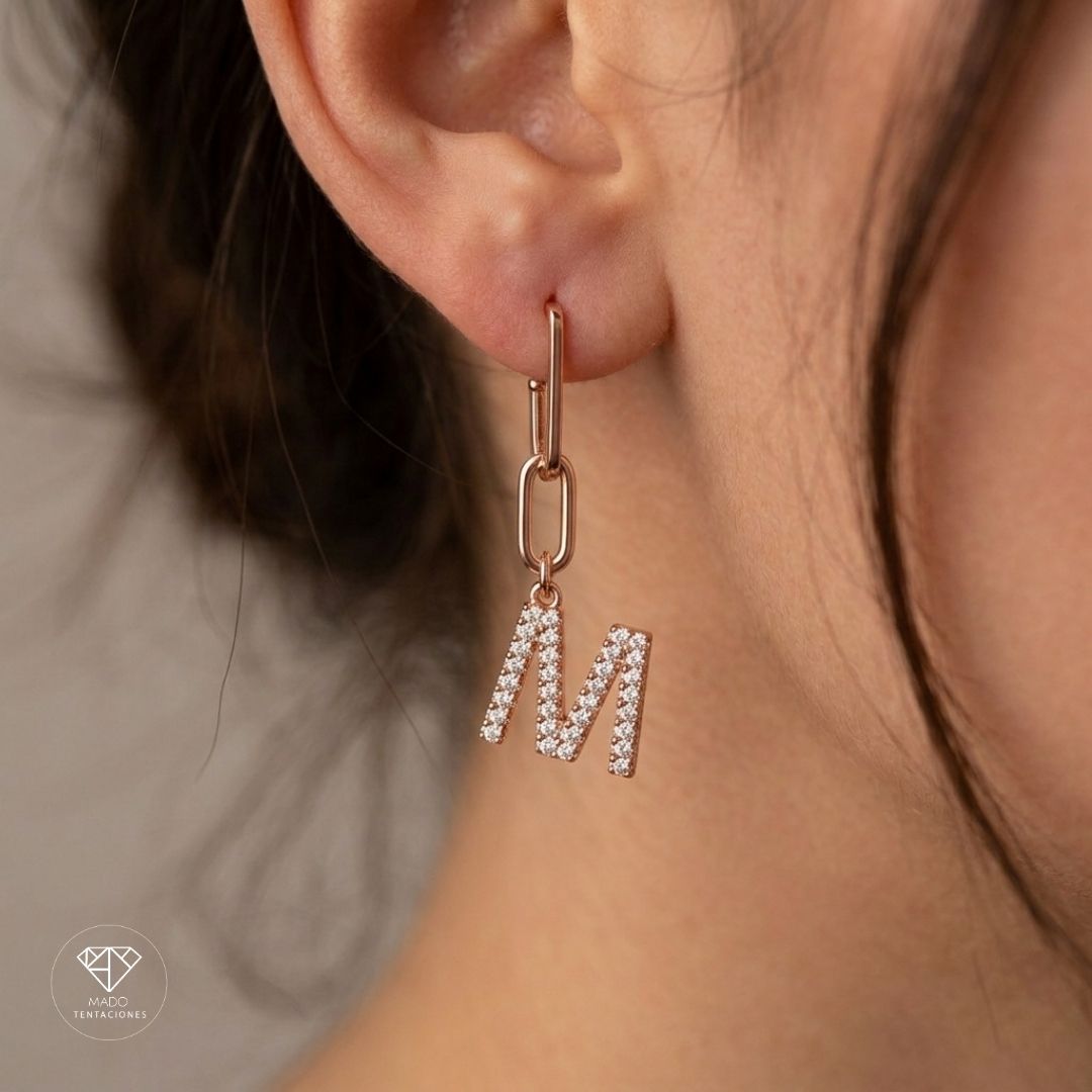 Aretes Asimétricos Letra M