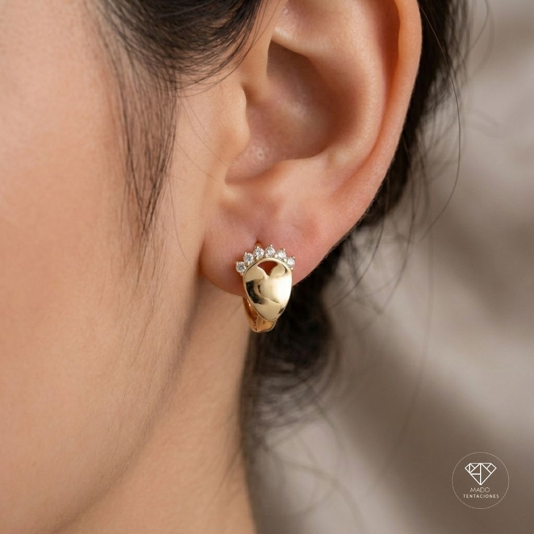 Aretes Huggie Corazón Tiara
