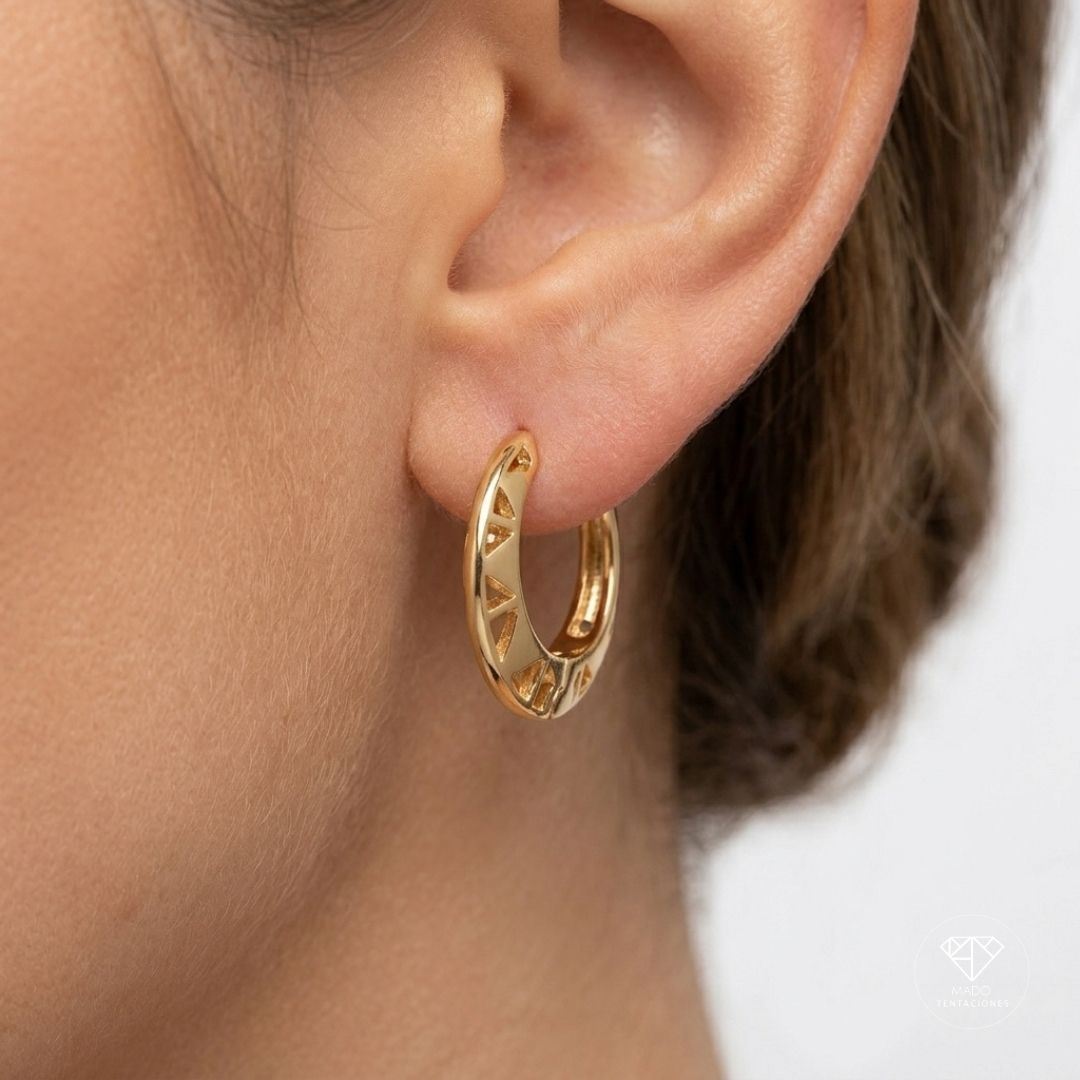 Aretes Huggie Triángulos Calados