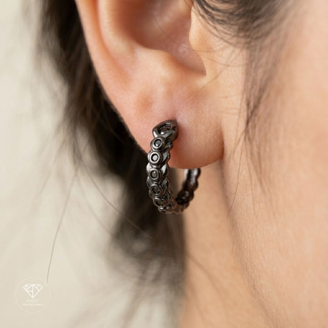 Aretes Huggie Ventosas Negras