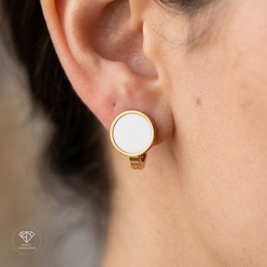 Aretes Huggie Círculo Blanco
