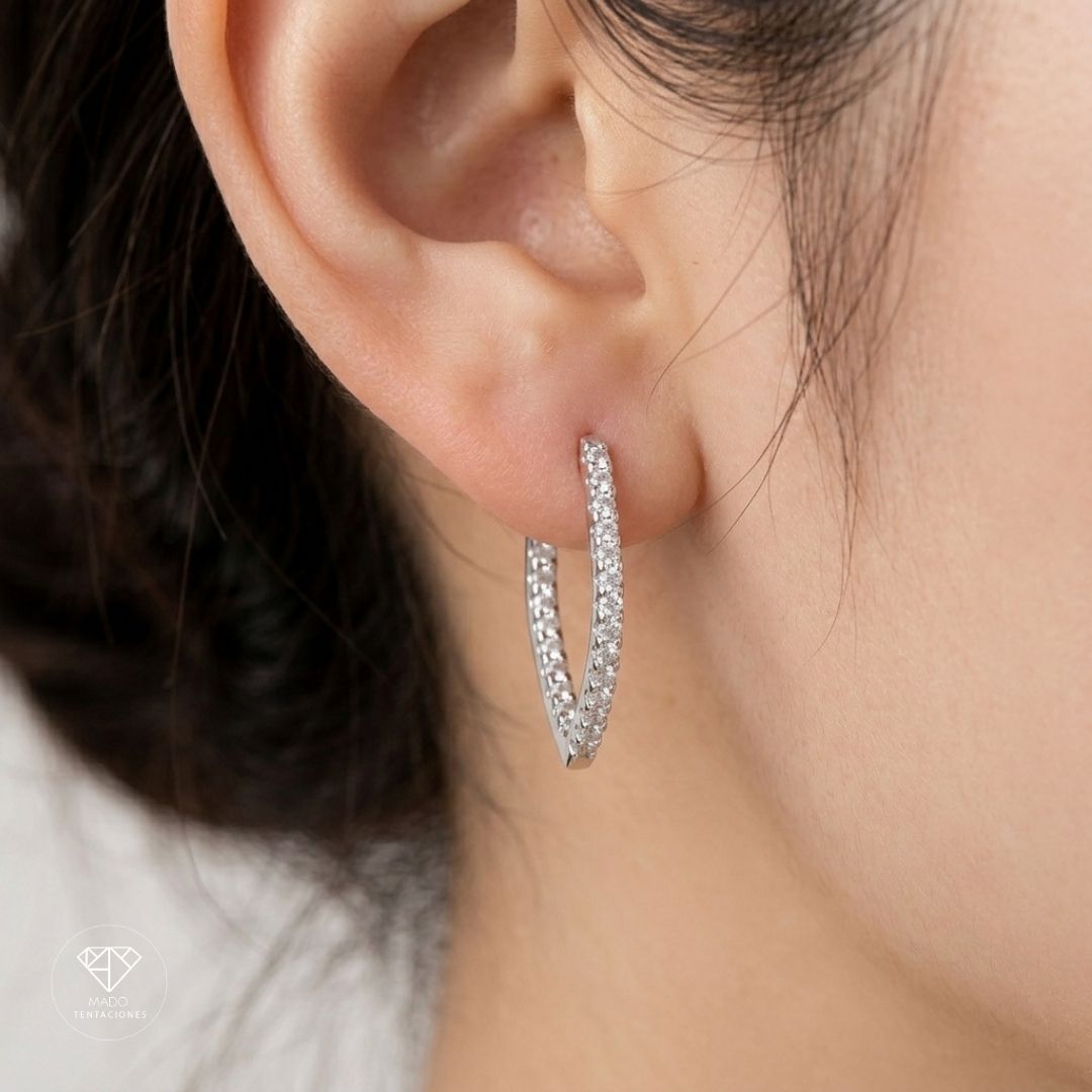 Aretes Huggie Geométricos Plateados