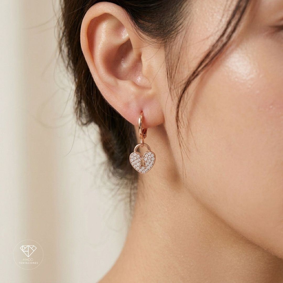 Aretes Huggie Corazón Colgante