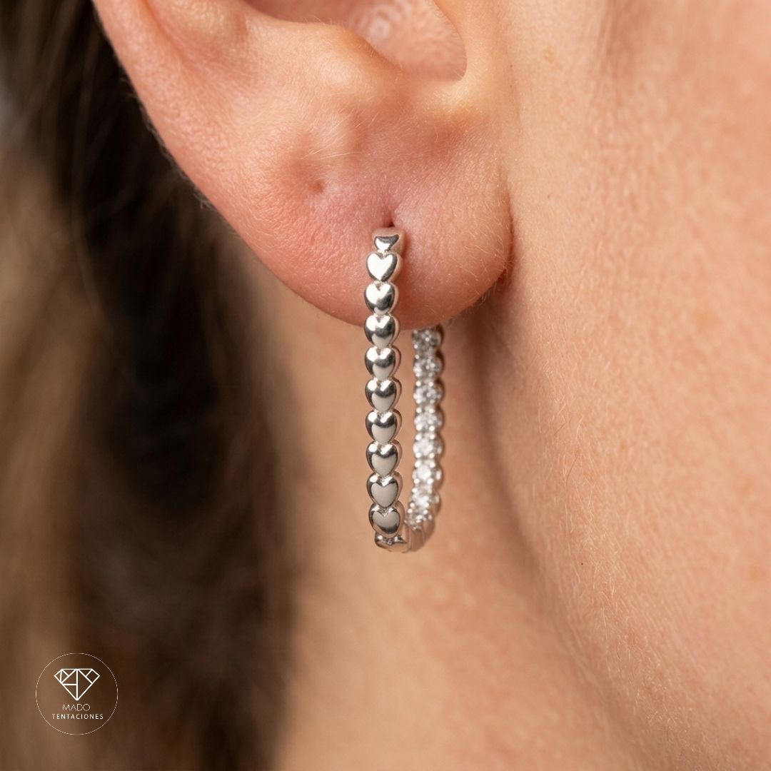 Aretes Huggie Corazones Relieve