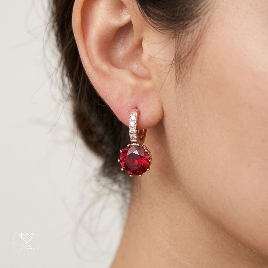 Aretes Huggie Colgante Granate